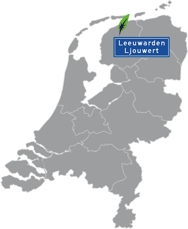 Grijze kaart van Nederland met Leeuwarden aangegeven voor maatwerk taalcursus Spaans zakelijk - blauw plaatsnaambord met witte letters en Dagnall veer - transparante achtergrond - 600 * 733 pixels